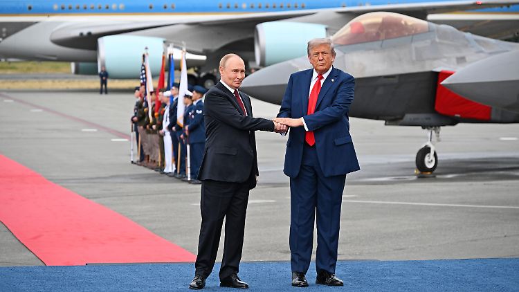 Putin und Trump reichen sich in Alaska im August die Hände.