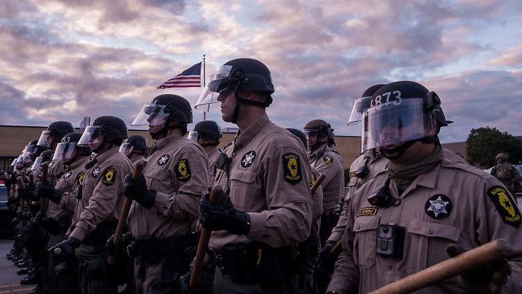 Die Polizei von Illinois im Einsatz vor einer ICE-Einrichtung. Trump will die Nationalgarde zur Verstärkung schicken.