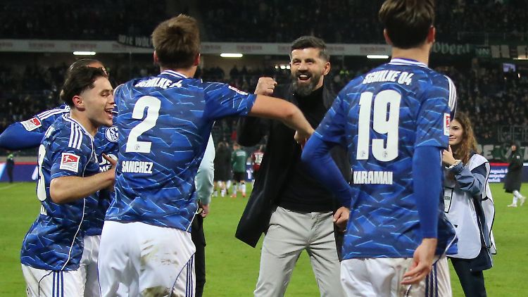 Miron Muslic tanzte nach dem Sieg mit den Schalke-Spielern.