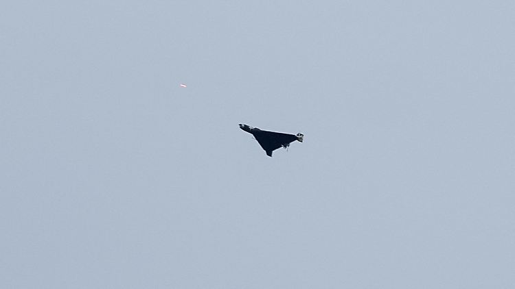 Ukrainische Soldaten schießen auf eine russische Drohne, die Ende September über Kiew fliegt.