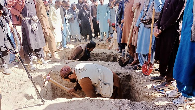 Einheimische graben Gräber für Menschen, die bei einem Luftangriff der pakistanischen Armee in der östlichen afghanischen Provinz Paktika getötet wurden - nur zwei Tage nach einer vereinbarten Waffenruhe zwischen Afghanistan und Pakistan.