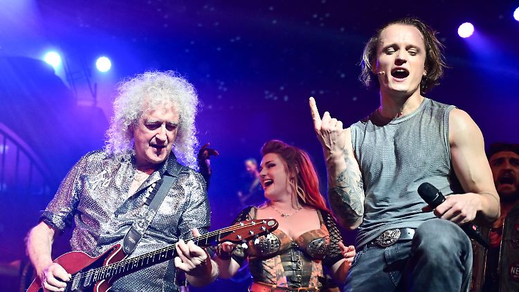 Plötzlich steht Brian May auf der Bühne in Stuttgart.