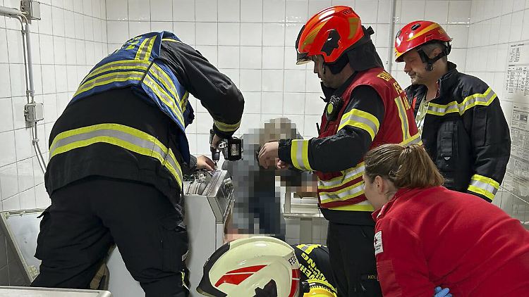 Feuerwehrleute versuchten das Mädchen zunächst ohne technische Hilfsmittel zu befreien - allerdings ohne Erfolg.