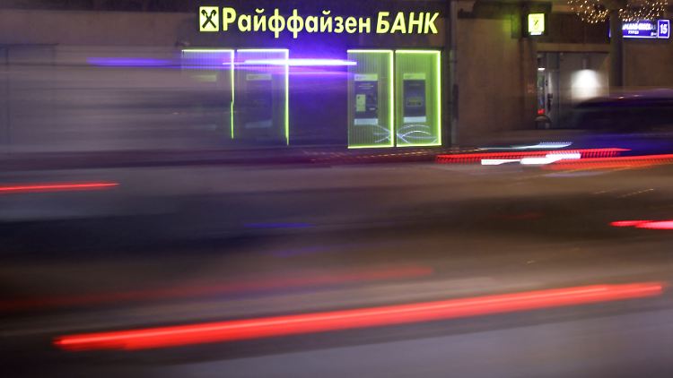 Ein russisches Gericht hat die österreichische Raiffeisen Bank International zu hohen Strafen verurteilt. Wien will das Geldhaus schützen.