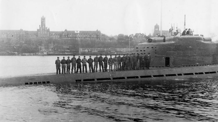 Ein U-Boot der Klasse XXI 1945 vor der Marineoffiziersschule in Mürwik bei Flensburg.