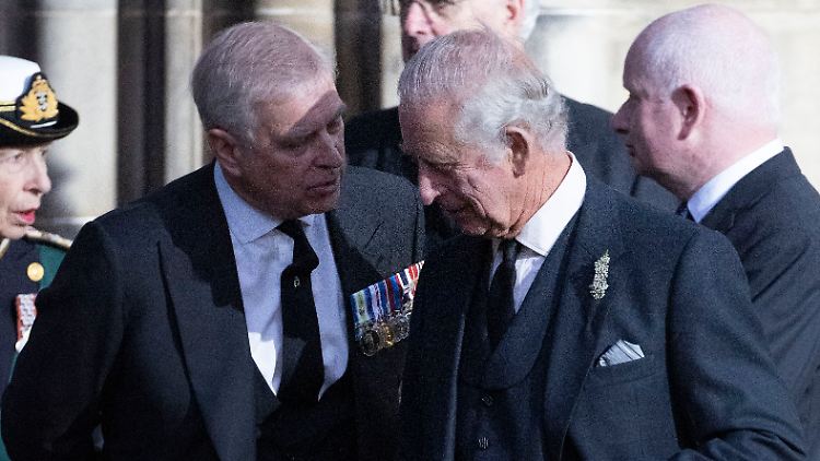 Der tief gefallene britische Prinz Andrew (links) im Gespräch mit König Charles III., seinem älteren Bruder.