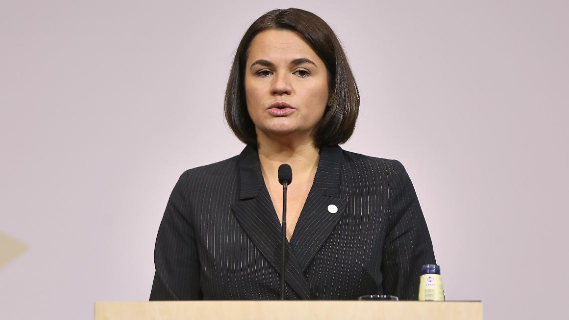 Nachdem sie in einer von vielen Betrugsvorwürfen begleiteten Präsidentschaftswahl 2020 gegen Lukaschenko verlor, floh Tichanowskaja aus dem Land. Inzwischen organisiert sie aus dem Exil die Opposition.