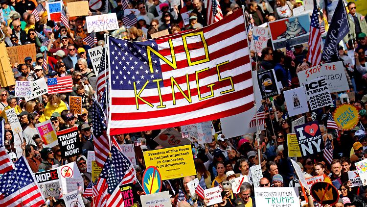 Tausende Demonstranten marschieren während einer „No Kings“-Demonstration in New York City die Seventh Avenue entlang.