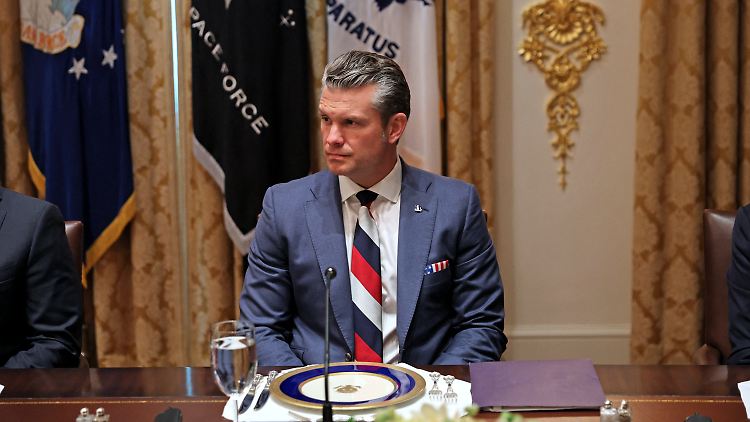 Welche Farben trägt die Krawatte von Pete Hegseth: Die Farben der russischen Trikolore oder der USA? Darüber scheiden sich die Geister.