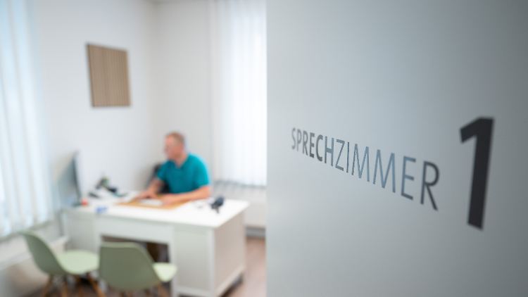 Hausärzte, die über den Ruhestand hinaus arbeiten wollen, würden derzeit nicht von der Aktivrente profitieren.