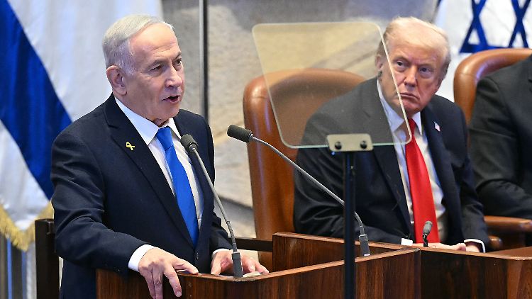 Netanjahu spricht anlässlich der Freilassung der Geiseln in der Knesset, Trump hört zu.