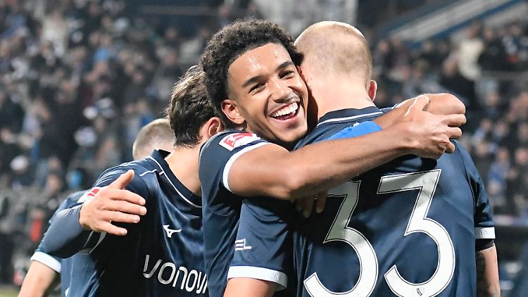 Francis Onyeka kommt aus dem Jubeln gar nicht heraus.