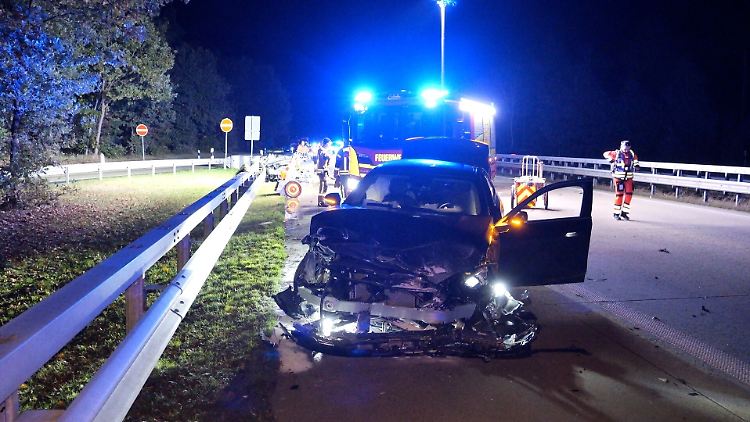 Rettungskräfte sind an der Unfallstelle auf der Autobahn 1 im Einsatz.
