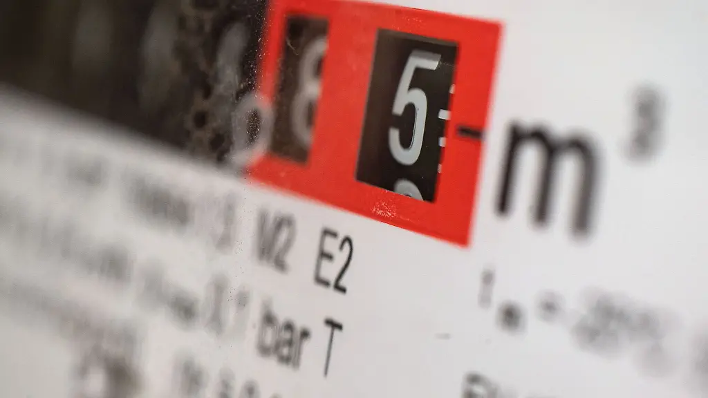 Ein-Gaszaehler-zeigt-den-Verbrauch-eines-Mehrfamilienhauses-an