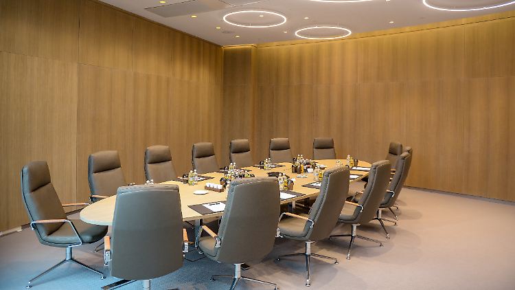 Im Schnitt verdienen Frauen in den Top-Etagen der Unternehmen der Dax-Damilien weniger als ihre männlichen Kollegen.