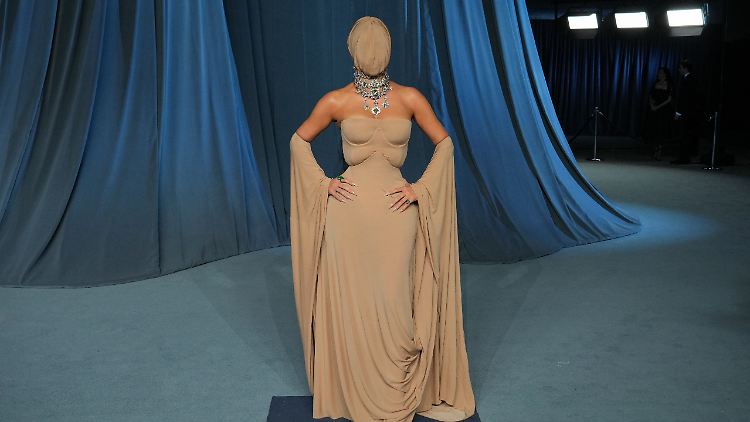 Der hautfarbene, körperbetonte Look erinnert an Kim Kardashians eigene Unterwäsche-Marke.