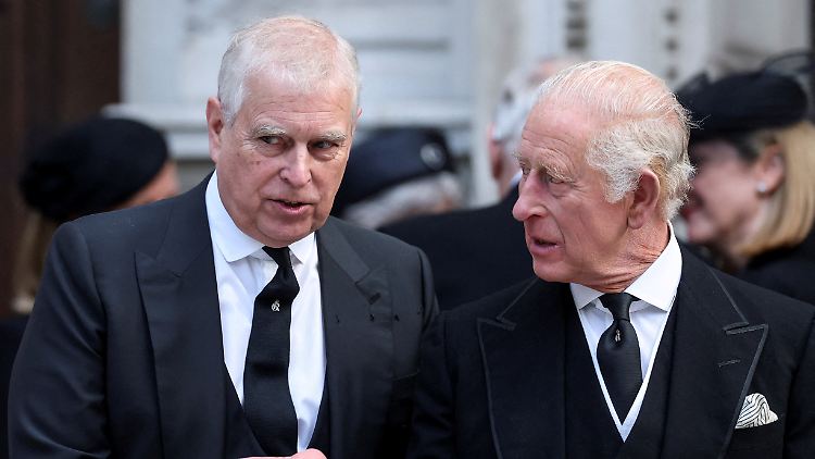 König Charles (r.) ist nicht allzu gut auf seinen Bruder Prinz Andrew zu sprechen.
