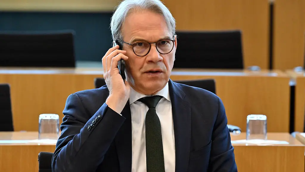Georg-Maier-SPD-Innenminister-von-Thueringen-sitzt-im-Plenarsaal-des-Thueringer-Landtags