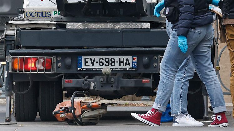 Mutmaßlich mithilfe eines Trennschleifers brachen die Täter im ersten Stock in das Gebäude ein.