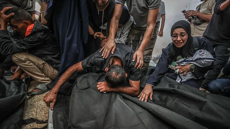 Palästinenser trauern um ihre Angehörigen, die bei einem der israelischen Luftangriffe ums Leben gekommen sind.
