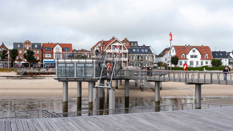 Blick auf die Promenade von Wyk auf der Nordsee-Insel Föhr - auf dem Jahrmarkt kam ein 35-Jähriger ums Leben.