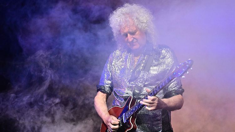 Brian May spielt das Solo der Rock-Hymne "Bohemian Rhapsody" bei seinem Überraschungsauftritt zum Abschluss des Musicals "We Will Rock You" in Stuttgart.