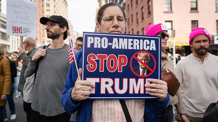 Die "No Kings"-Veranstalter werfen Trump vor, sich über demokratische Grenzen hinwegzusetzen und Macht anzuhäufen, die einem US-Präsidenten nicht zustehe.
