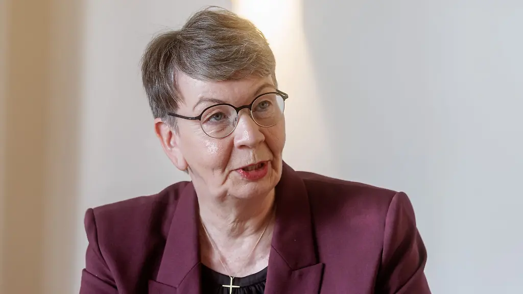 Kristina-Kuehnbaum-Schmidt-Landesbischoefin-der-evangelisch-lutherischen-Nordkirche-spricht