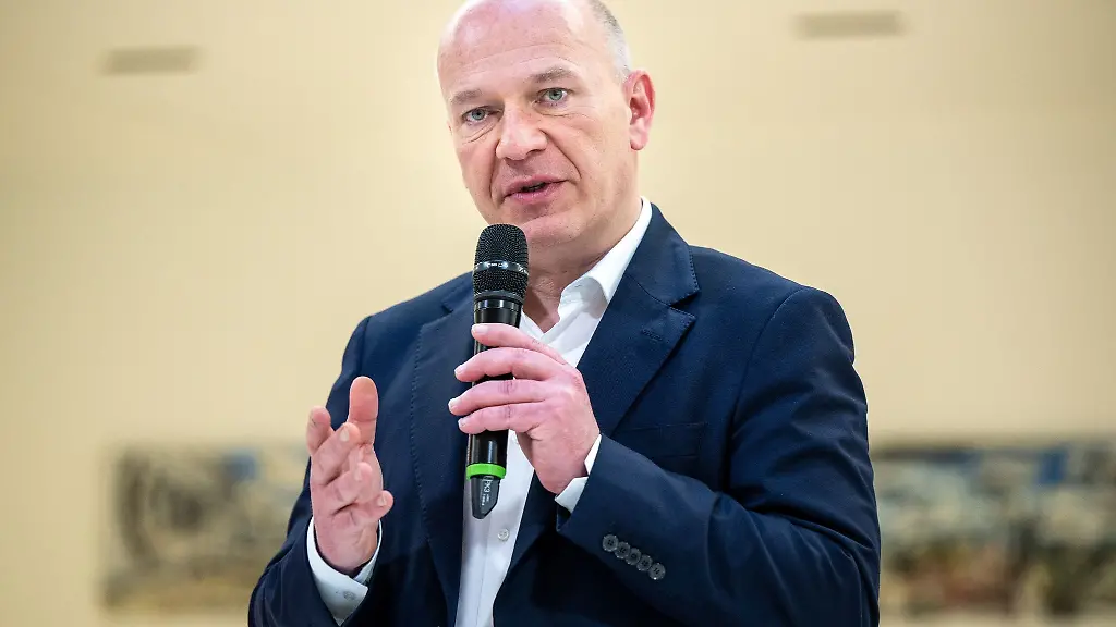 Kai-Wegner-CDU-Vorsitzender-der-CDU-Berlin-spricht