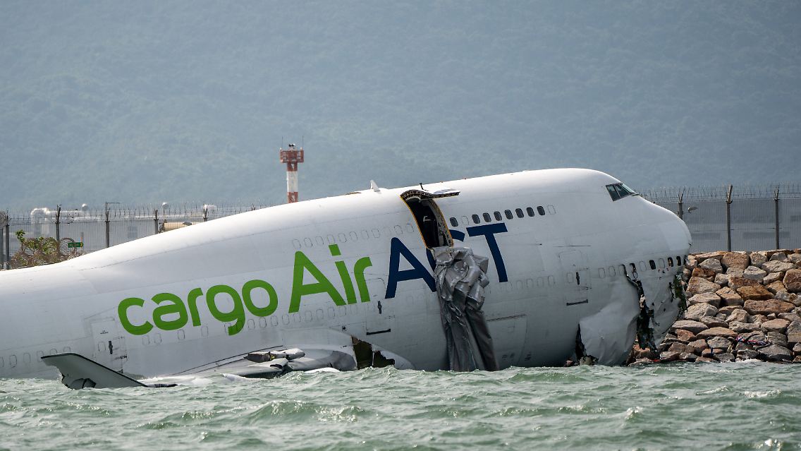 In sozialen Medien machen Bilder des halb im Wasser versunkenen Flugzeugs mit abgerissenem Heck die Runde.