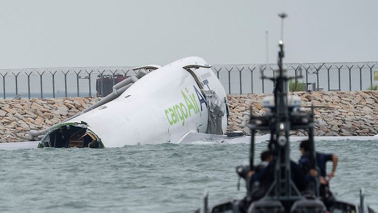 Der Rumpf des Flugzeuges zerbrach beim Sturz ins Meer.