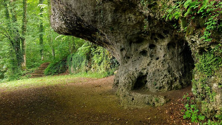 Was passiert in den Höhlen rund um die Stadt?