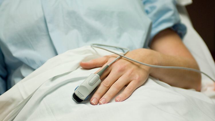 Selbst im Krankenhaus kann Ela kaum an etwas anderes denken als die Arbeit.