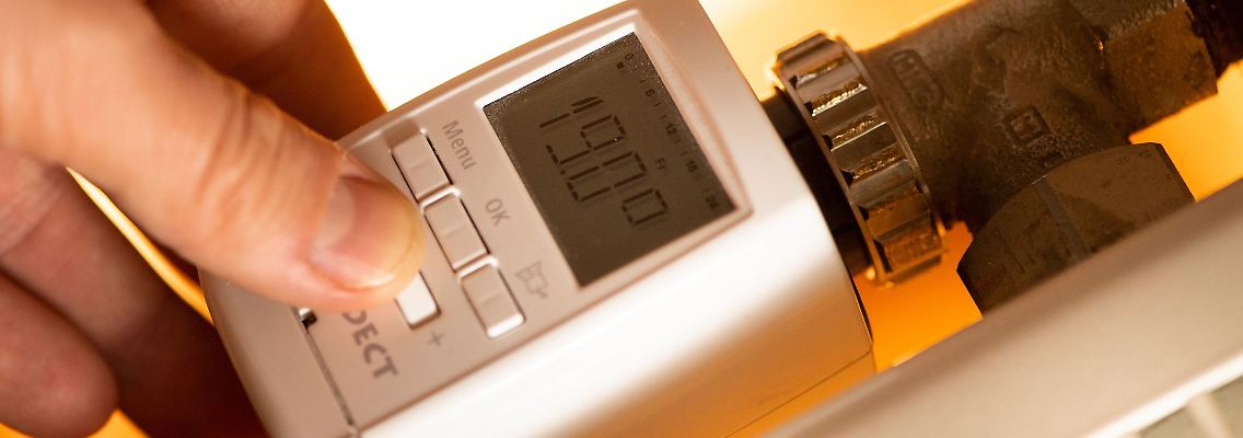 In der Nacht zum 26. Oktober werden die Uhren zurückgestellt: Smarte Thermostate passen sich automatisch an die Zeitumstellung an.