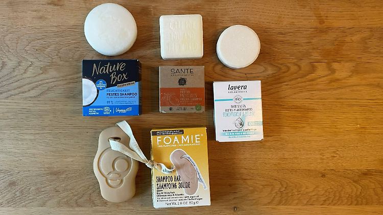 Diese vier festen Shampoos hat die ntv/RTL-Testredaktion getestet.