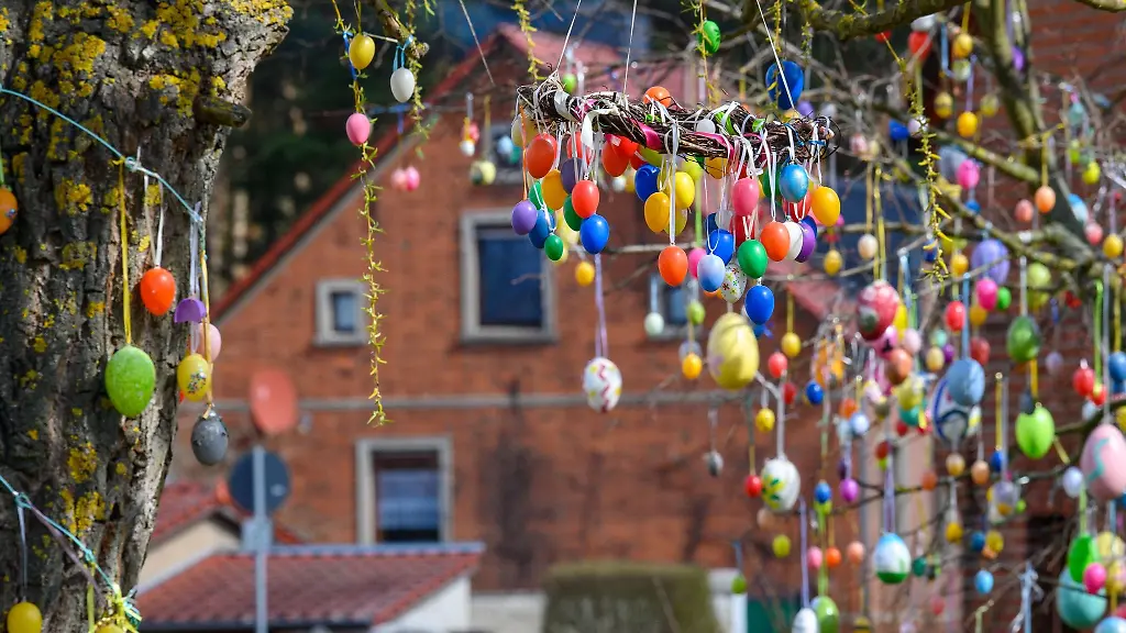 Ostereier-haengen-in-Wulkau-in-den-Aesten-von-Baeumen