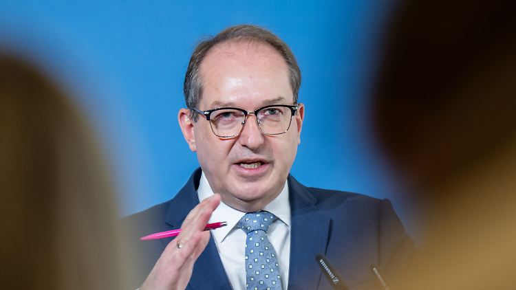 Nach Wunsch des Bundesinnenministers sollen Abschiebungen bald über Linienflüge möglich sein.