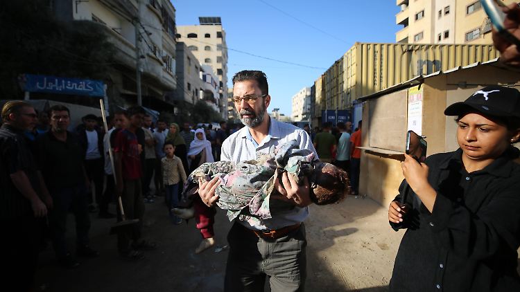 Ein Palästinenser trauert um einen Angehörigen nach israelischem Beschuss.