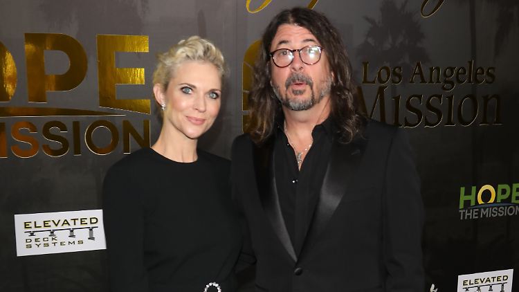 Sind trotz "außerehelichem" Baby weiter ein Paar: Dave Grohl und Jordyn Blum.