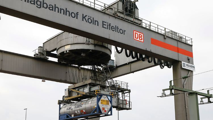 Ein neuer Verladekran in Köln hebt einen Container auf einen Wagen.