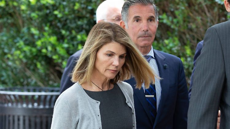 Lori Loughlin und ihr Noch-Ehemann Mossimo Giannulli 2019 bei einem Gerichtstermin: Beide mussten ins Gefängnis.