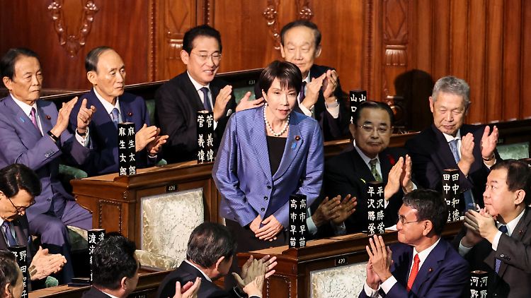 Sanae Takaichi ist erst seit knapp drei Wochen die Vorsitzende ihrer Partei LDP.