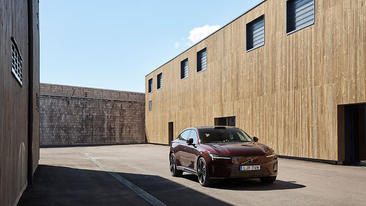 Der neue Volvo ES90 besticht durch typisch skandinavisches Design. Markante Thorshammer-Scheinwerfer mit Pixel-LED-Technik auf Wunsch gehören zum guten Ton.