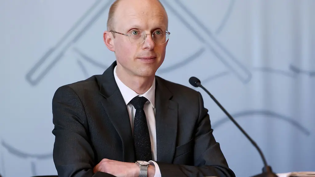 Rechtswissenschaftler-Simon-Kempny-spricht-bei-einer-Pressekonferenz