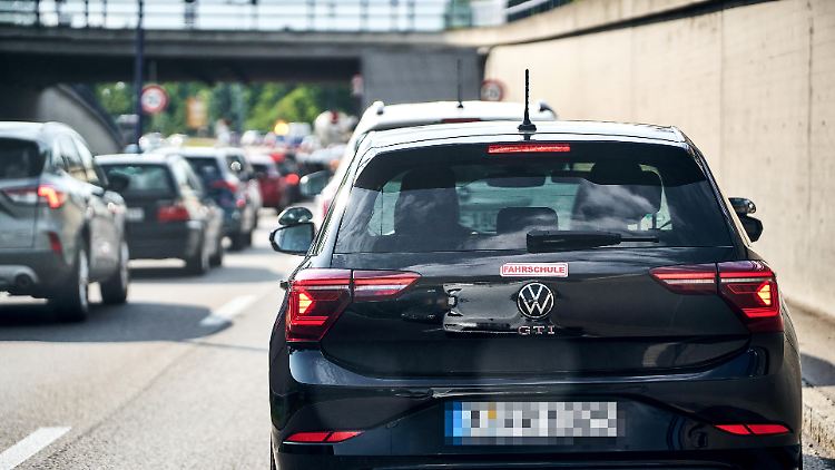 Grenzübergreifend werden sowohl das begleitete Fahren als auch Fahrverbote.
