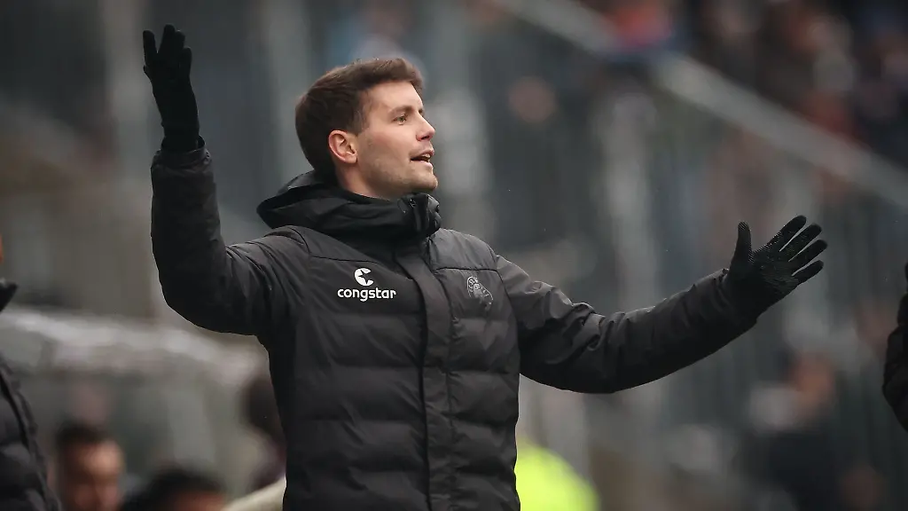 Sankt-Paulis-Trainer-Fabian-Huerzeler-gestikuliert-am-Spielfeldrand