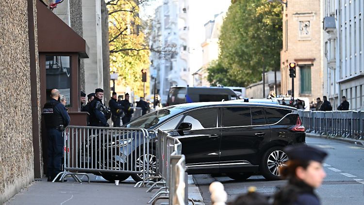 Das Auto mit dem ehemaligen französischen Präsidenten Nicolas Sarkozy kommt am Gefängnis La Sante an.