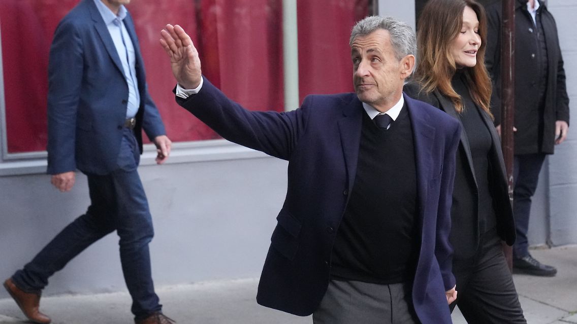 Der ehemalige französische Präsident Nicolas Sarkozy und seine Frau Carla Bruni-Sarkozy verlassen am Morgen ihr Haus in Paris.