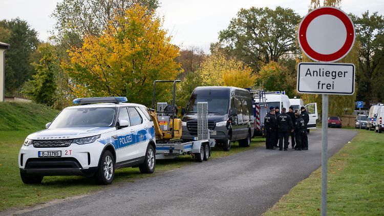 Neben einem Bagger nutzt die Polizei für die Durchsuchung auch eine Drohne und Messgeräte.