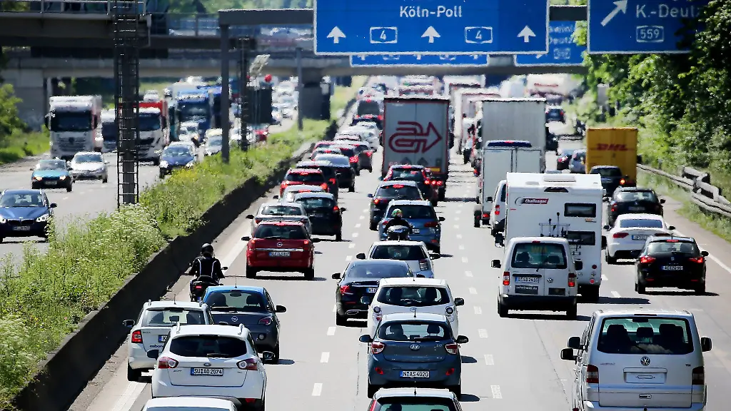 Autos-Wohnwagen-und-Transporter-stehen-auf-der-Autobahn